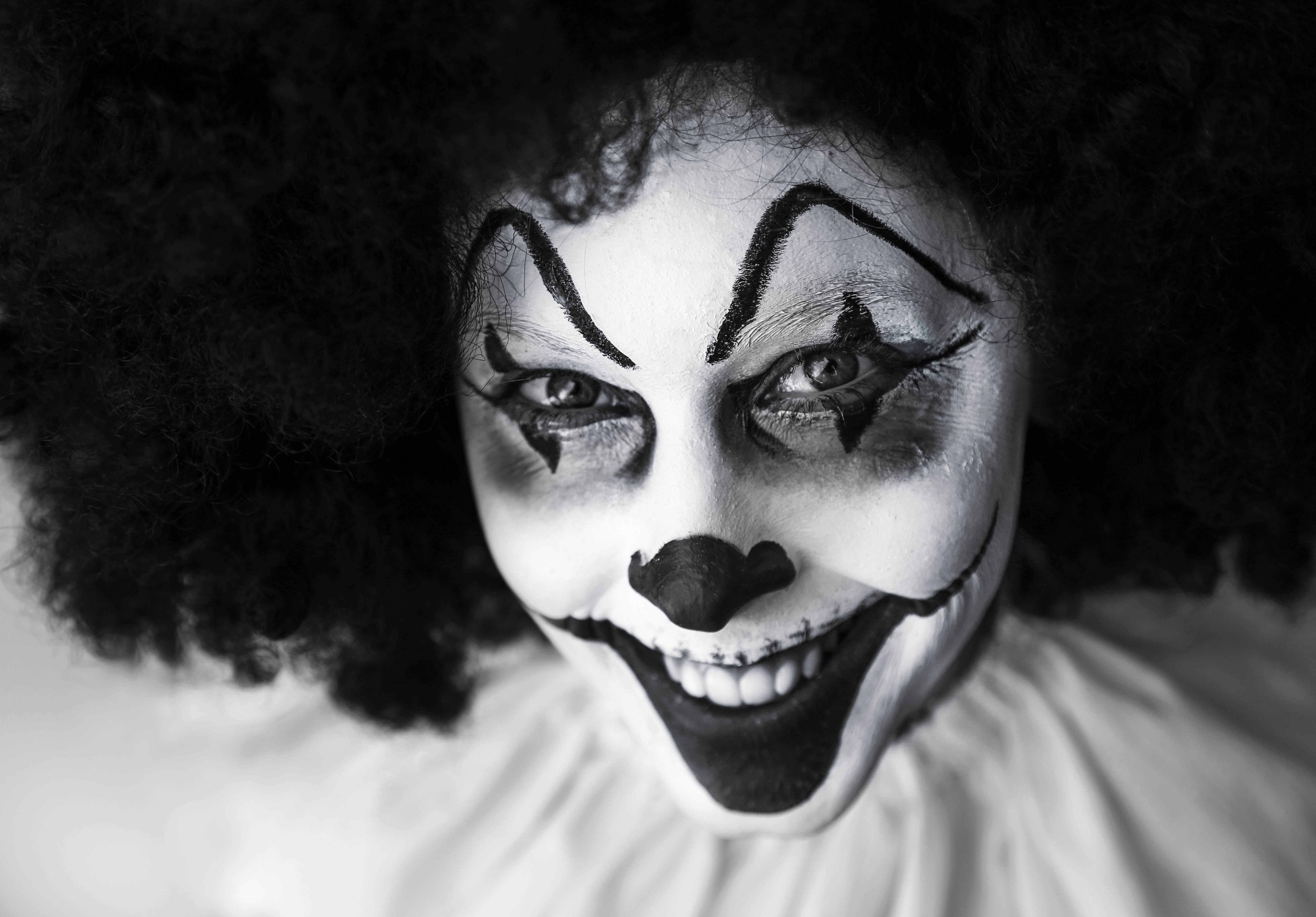 Läskig clown i svartvitt